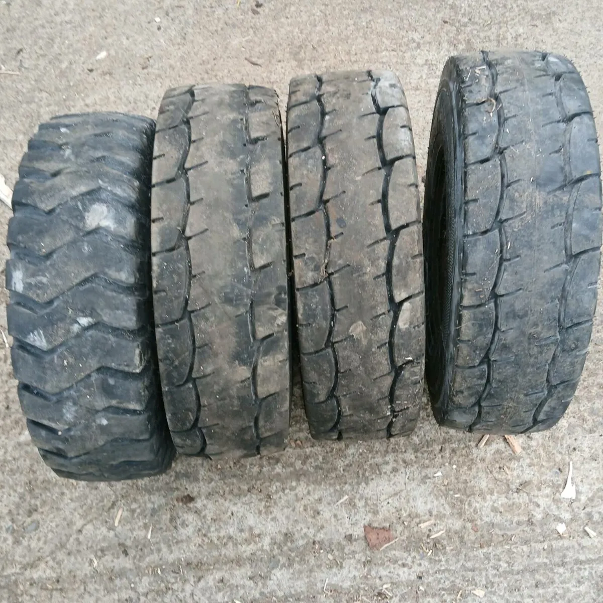 Wheel and tyres 6.00-9 - Image 1