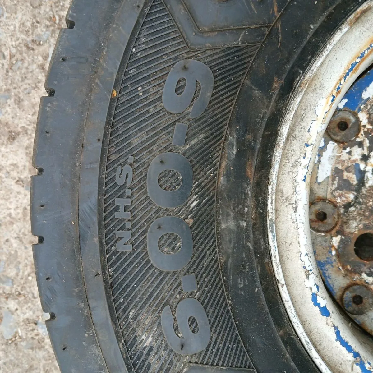 Wheel and tyres 6.00-9 - Image 4