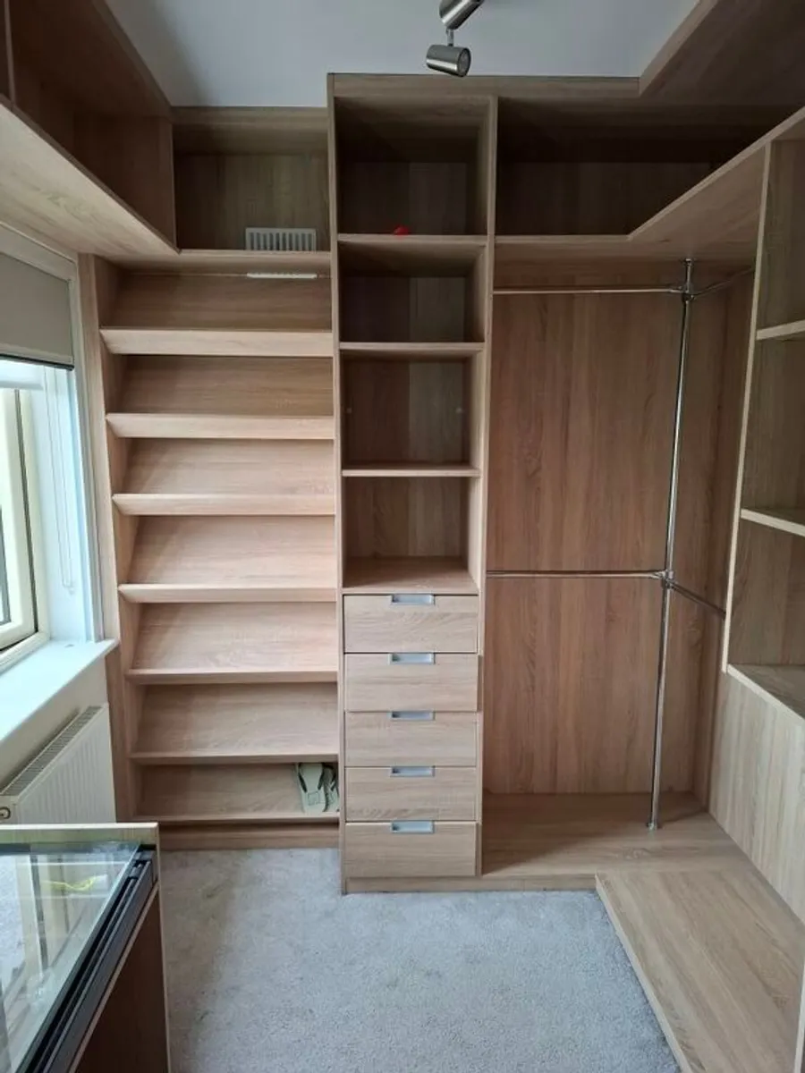 walk-in wardrobe - Image 1