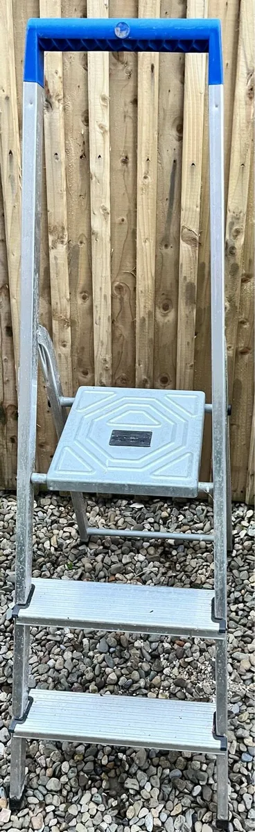 Aluminum ladder & wooden table - Image 1