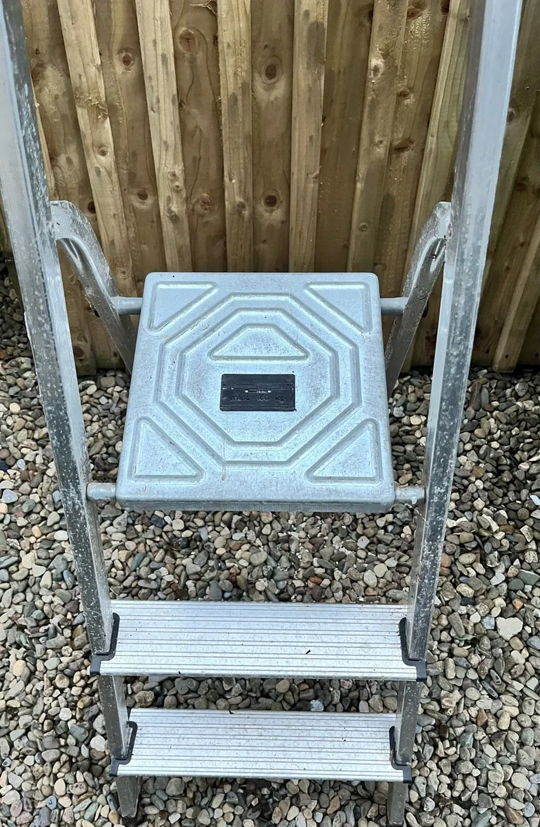Aluminum ladder & wooden table - Image 2