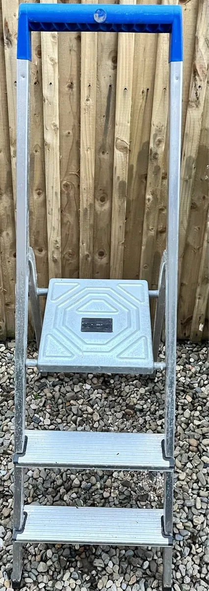 Aluminum ladder & wooden table - Image 3
