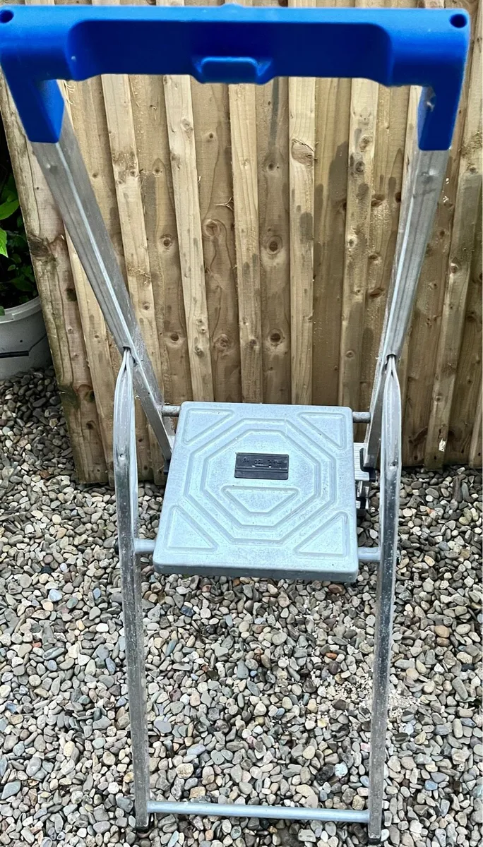 Aluminum ladder & wooden table - Image 4