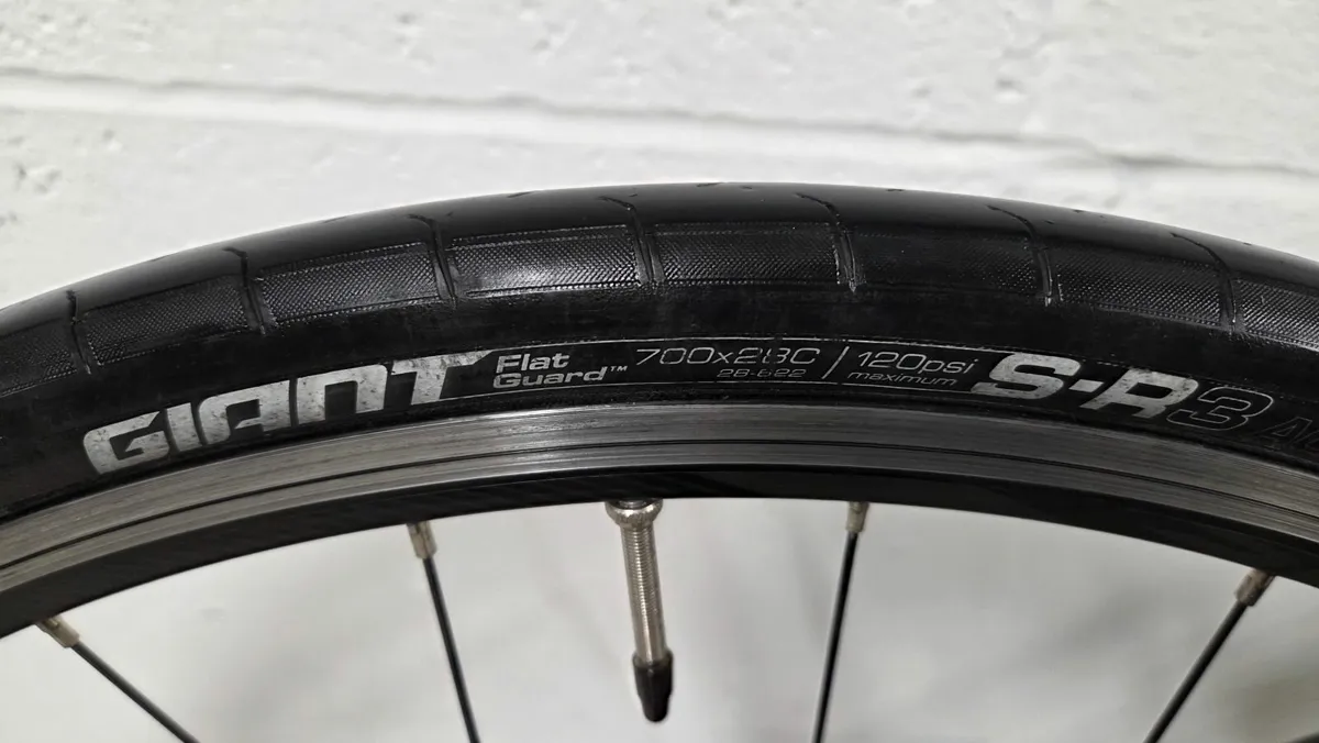 Giant Contend road bike - Image 3