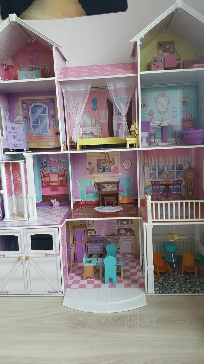 Doll House with accessories - Image 2