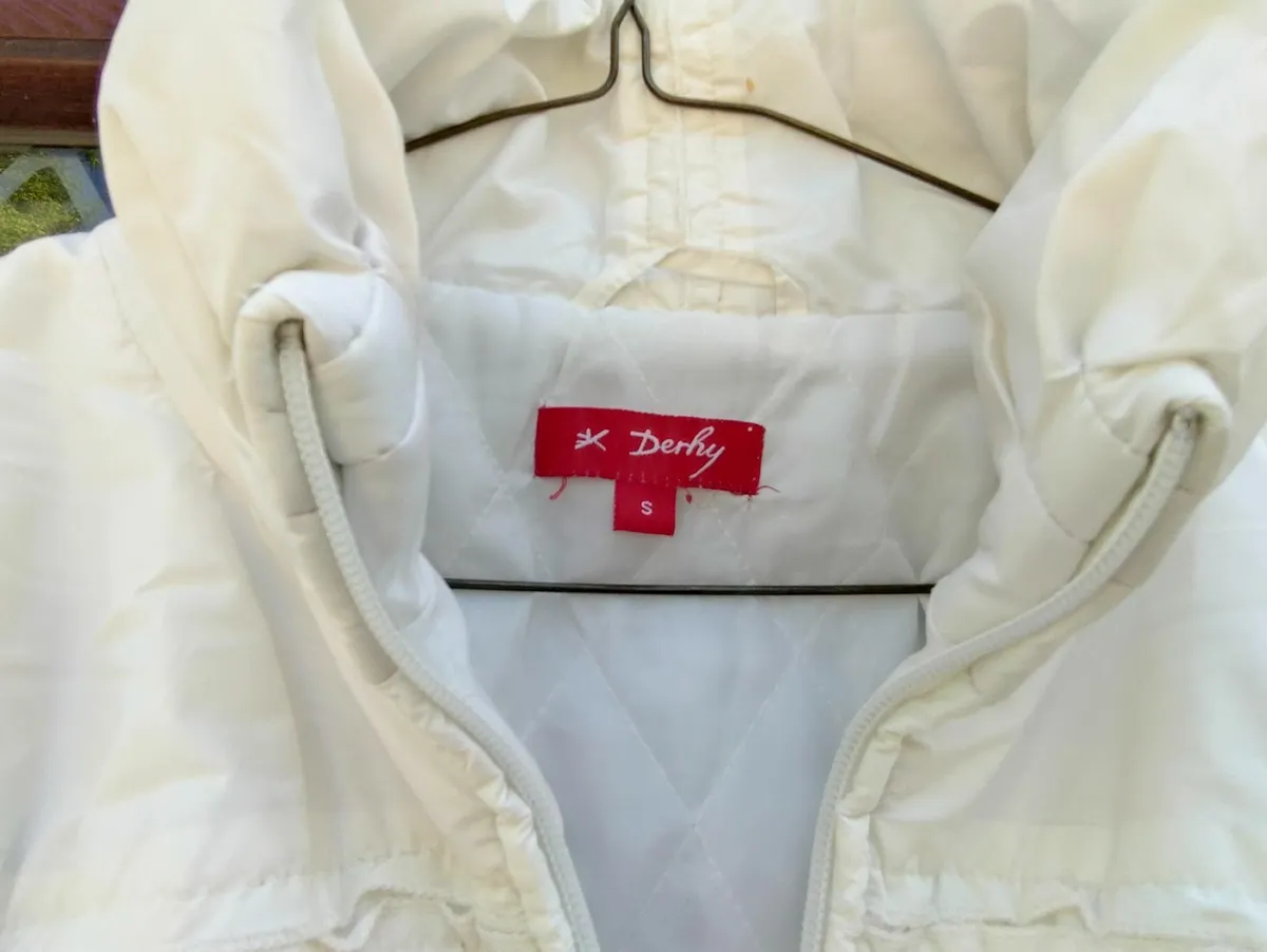 LADIES OFF WHITE PUFFER JACKET (USED). - Image 2