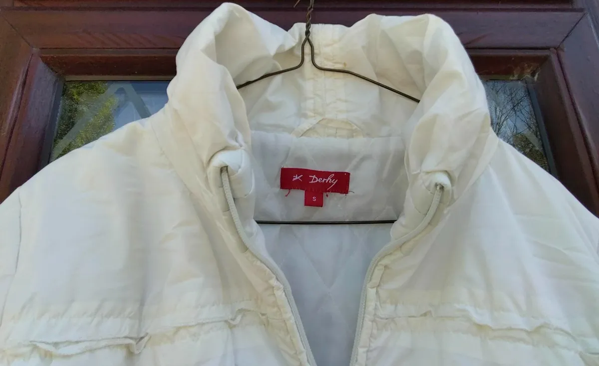 LADIES OFF WHITE PUFFER JACKET (USED). - Image 3