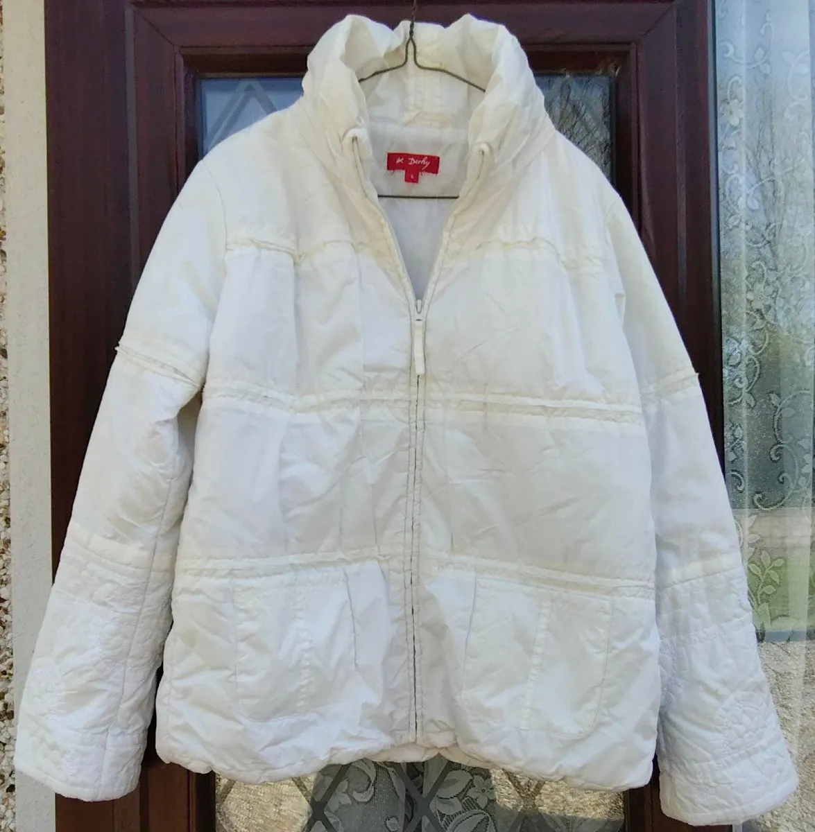 LADIES OFF WHITE PUFFER JACKET (USED). - Image 4