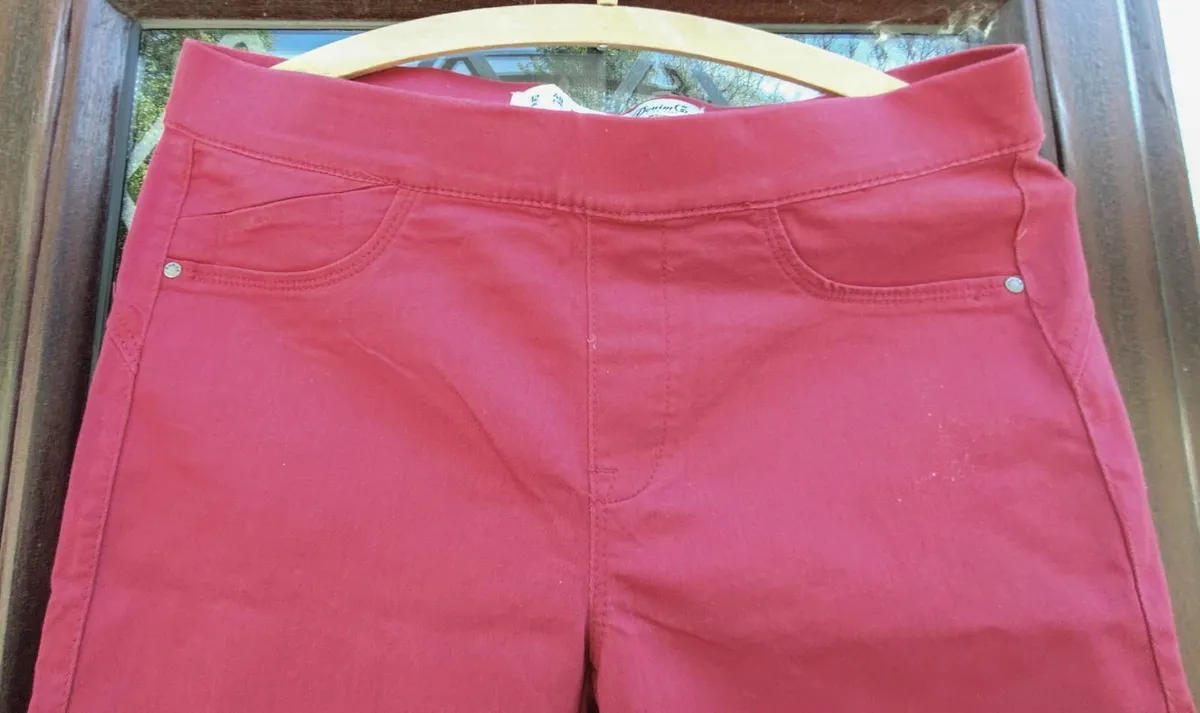 LADIES RED JEANS. - Image 2
