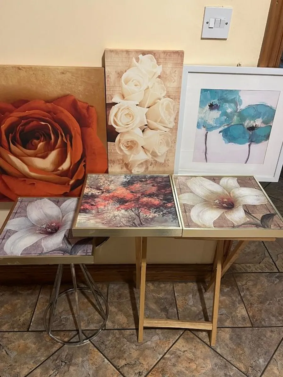 Selection of canvases and wall hangings. - Image 1