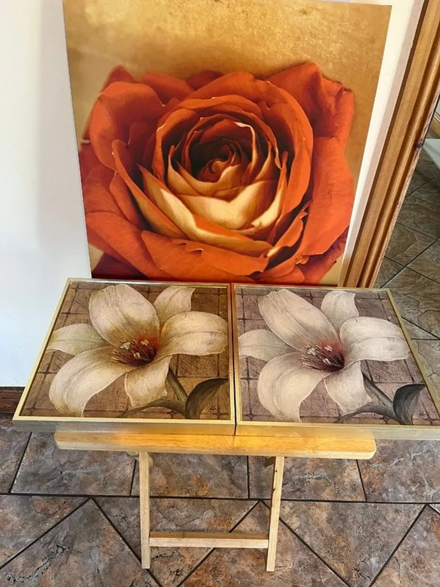 Selection of canvases and wall hangings. - Image 2