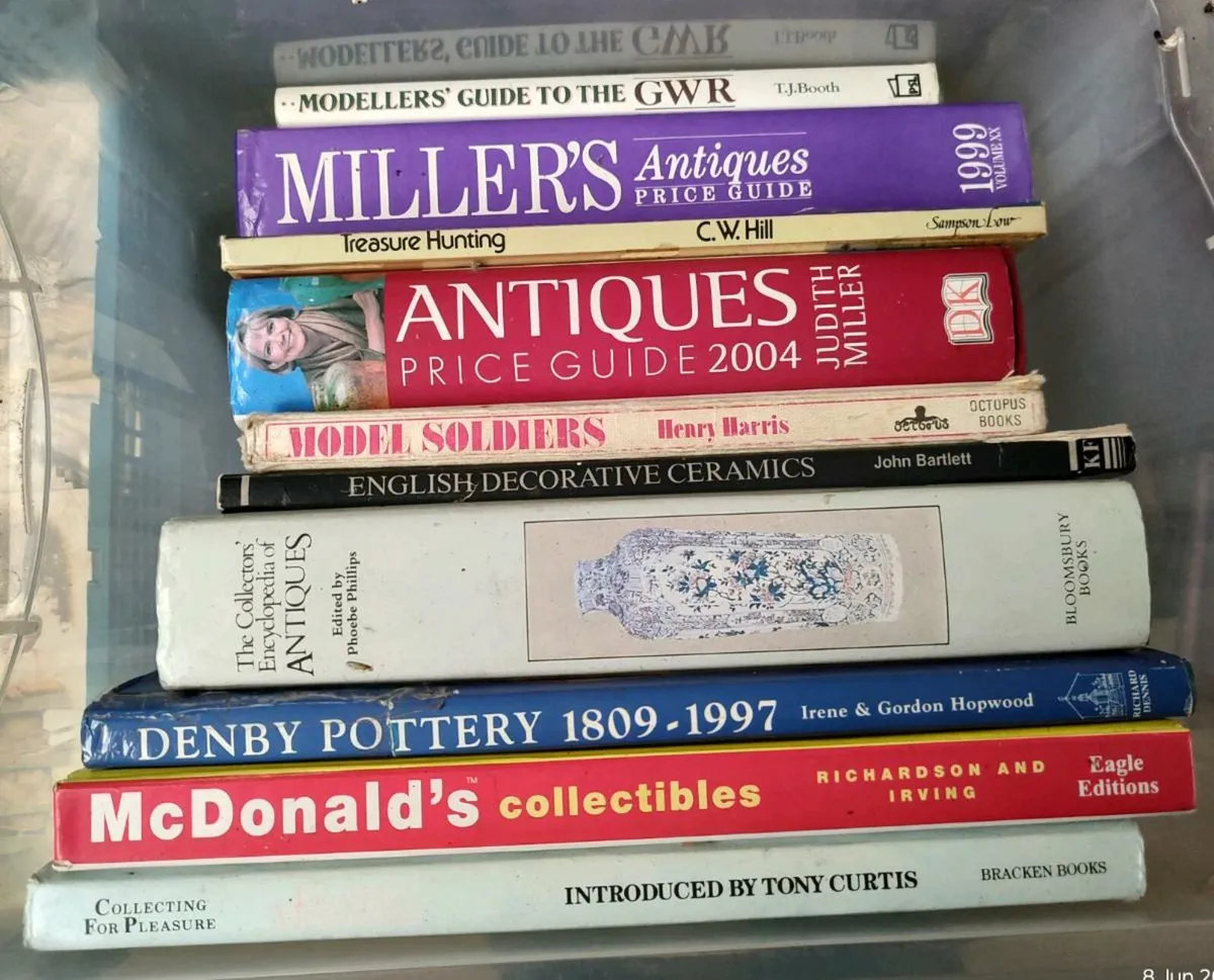 LARGE QUANTITY OF BOOKS. - Image 1