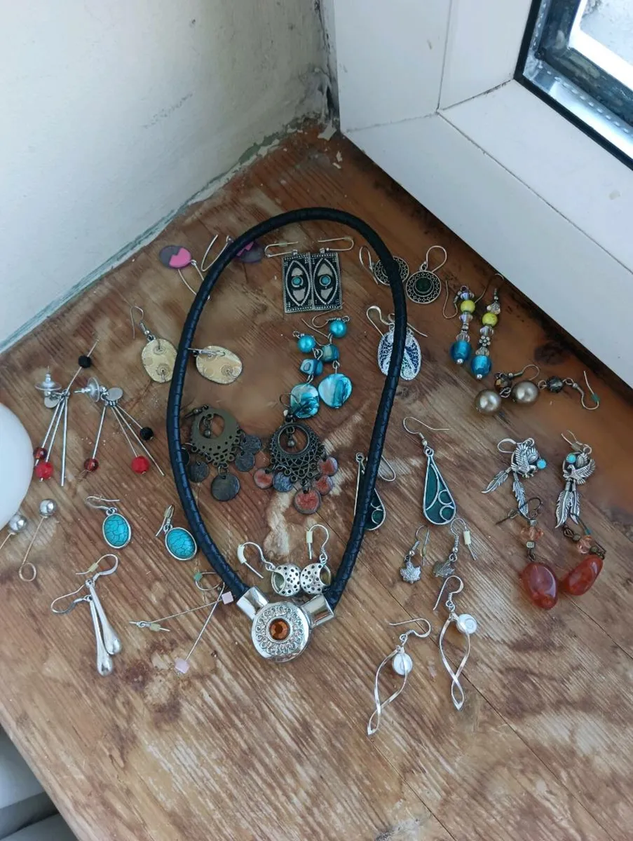 Beautiful jewellery, good price if buy few - Image 1