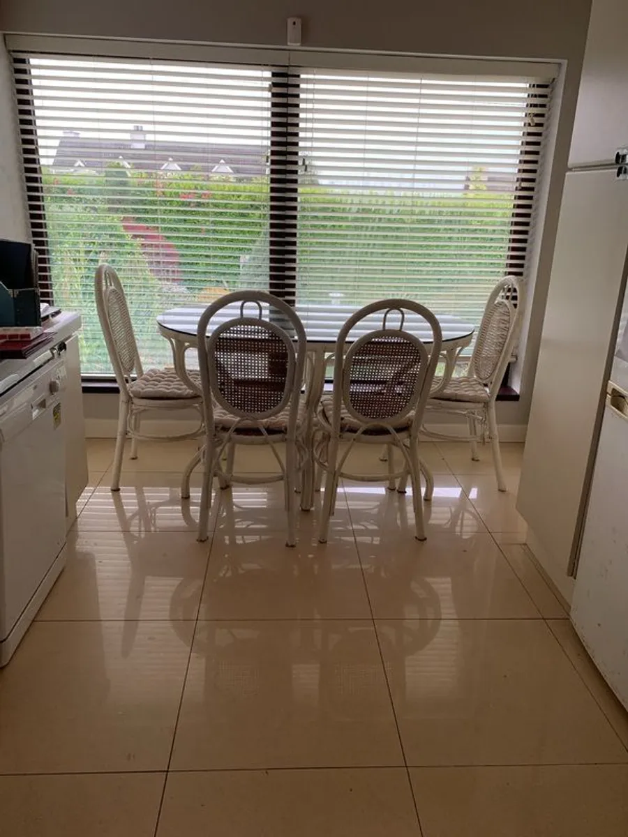 Dining table and chairs - Image 1
