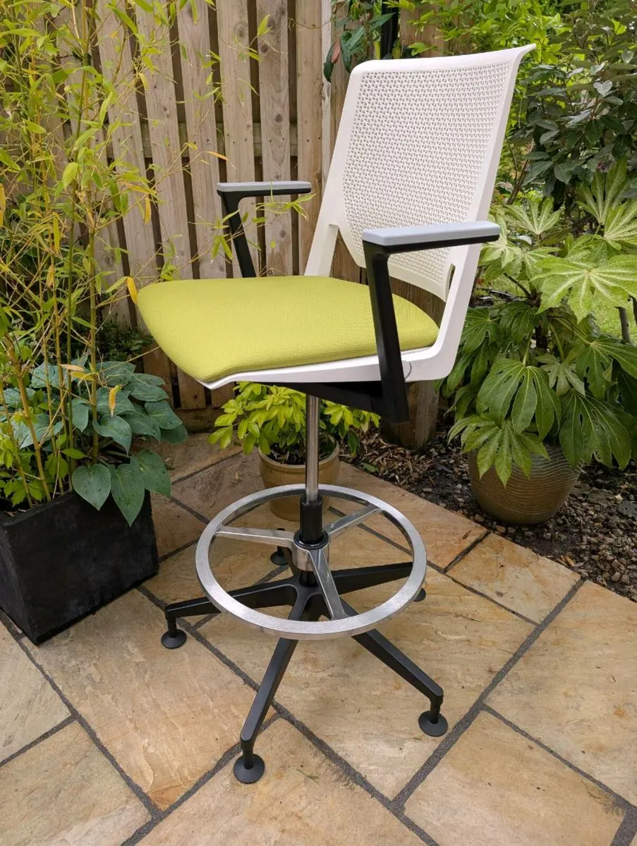 Ergonomic office chair - Image 1