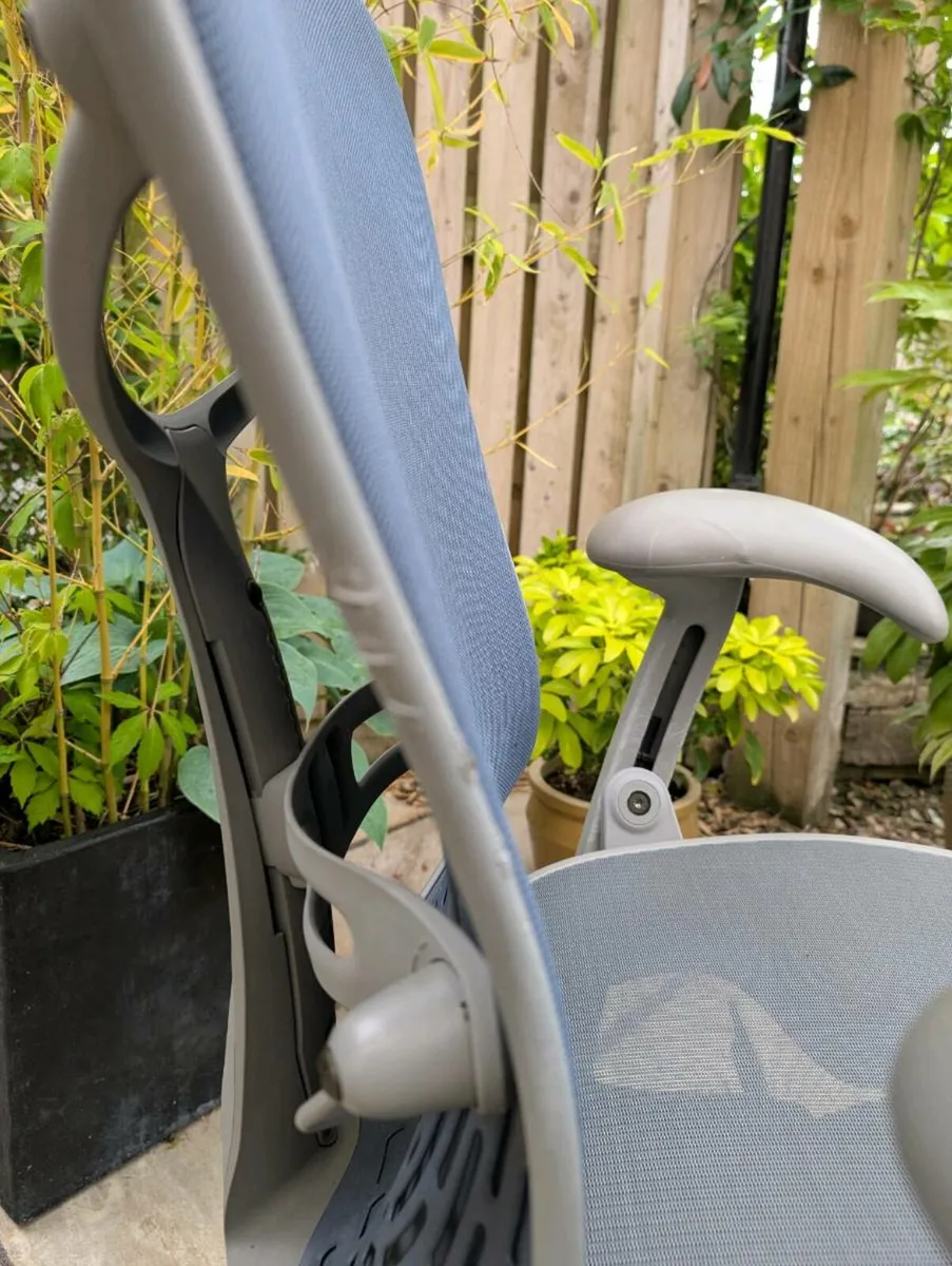 Ergonomic office chair - Image 3
