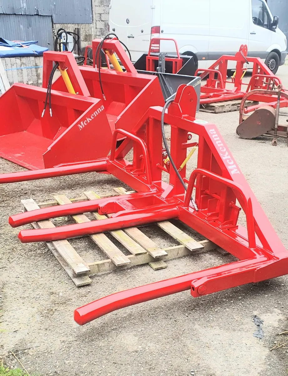 Bale lifter - Image 1