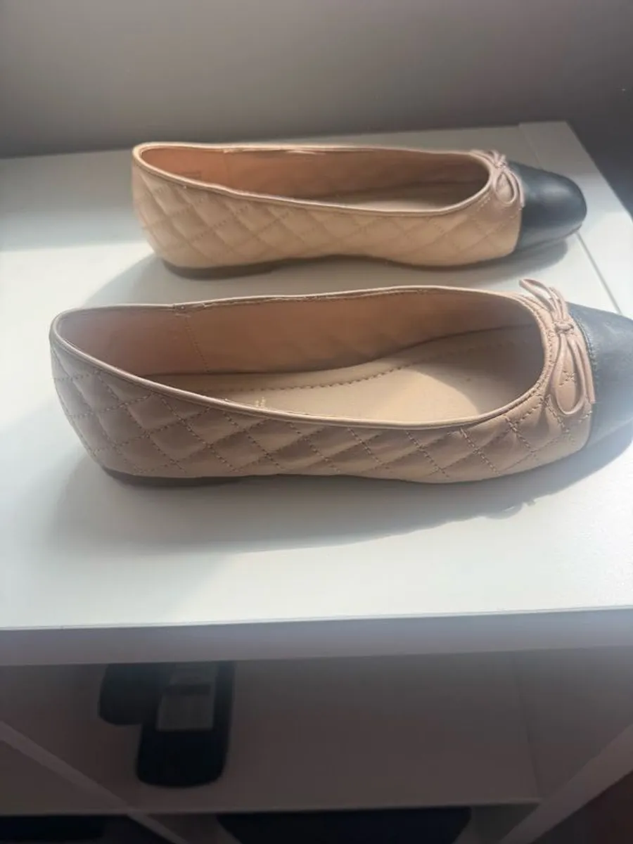 Cream quilted Ballet flats size 5 - Image 3