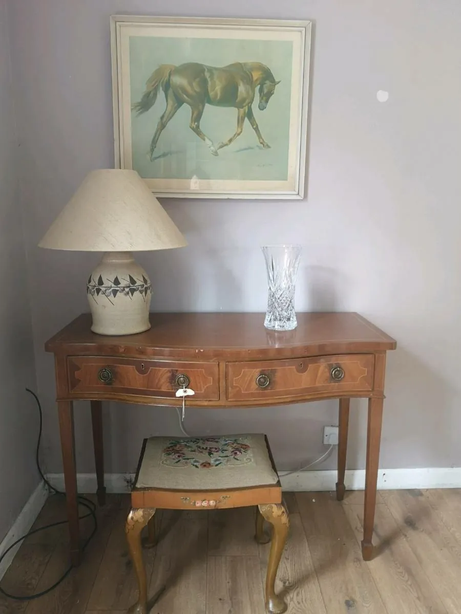 Console Table / Upholstered Stool / Pottery Lamp