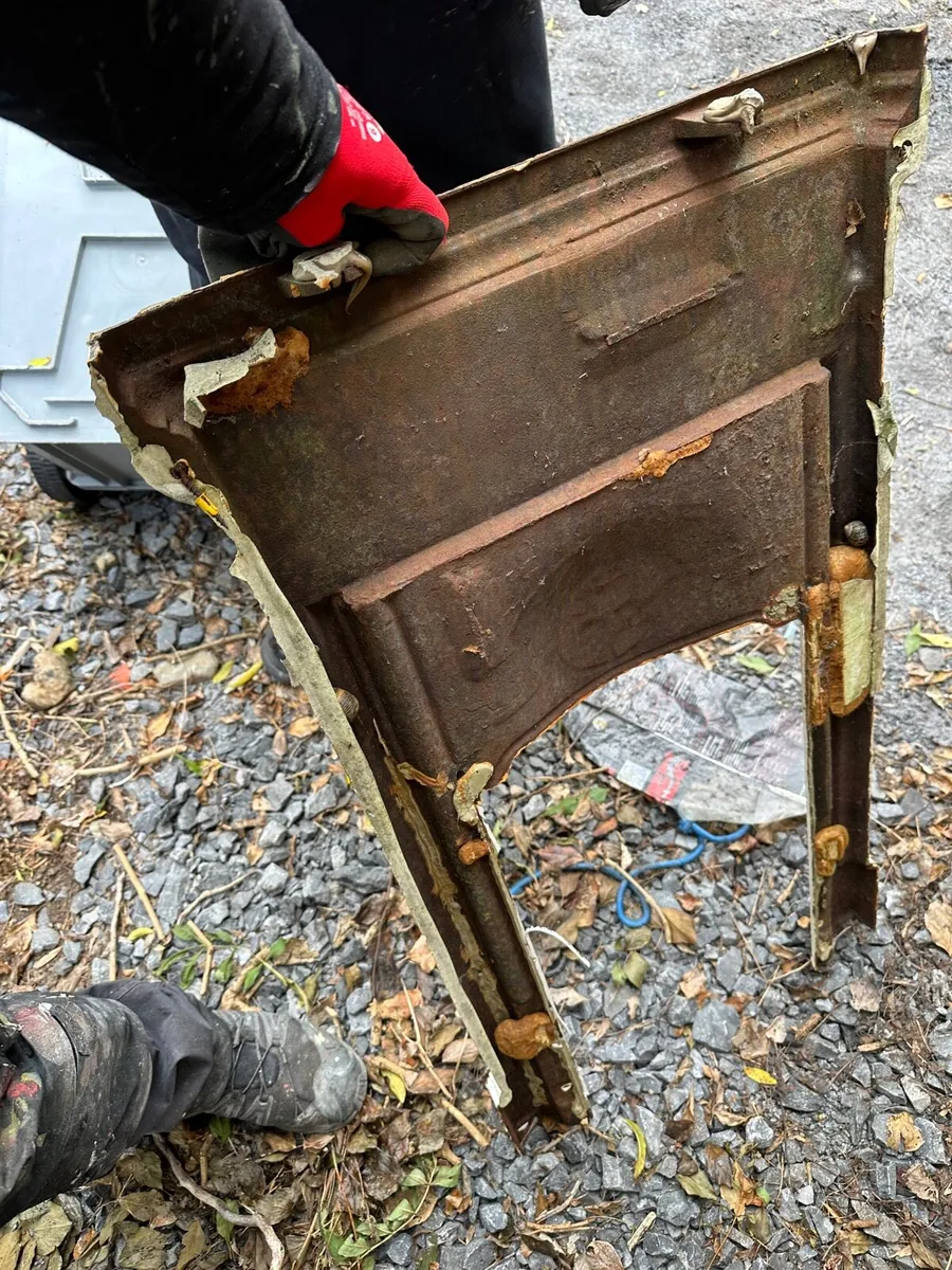 Old Fireplace Surround (CastIron) - Image 2