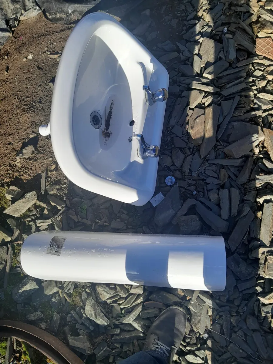 Bathroom Sink with Pedestal and taps - Image 1