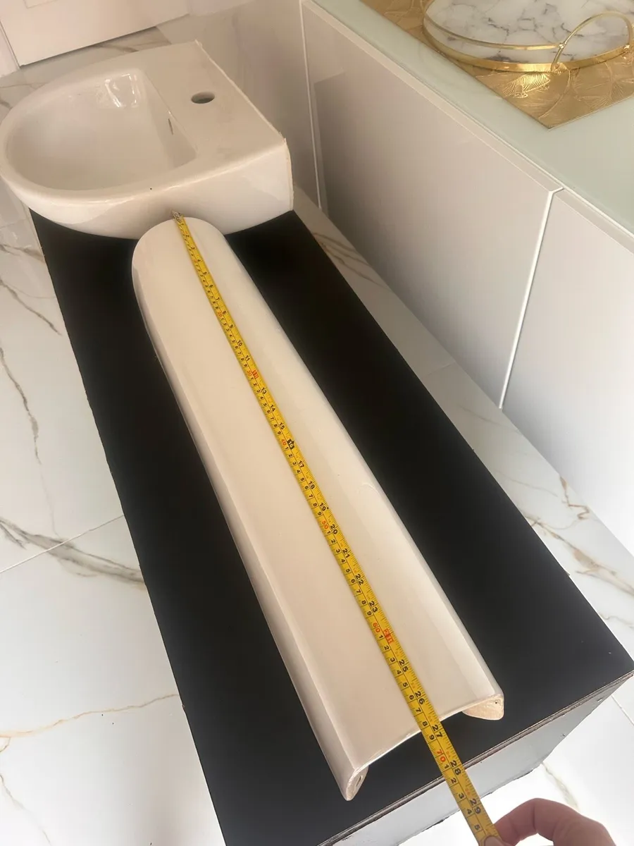 Bathroom sink - Image 1