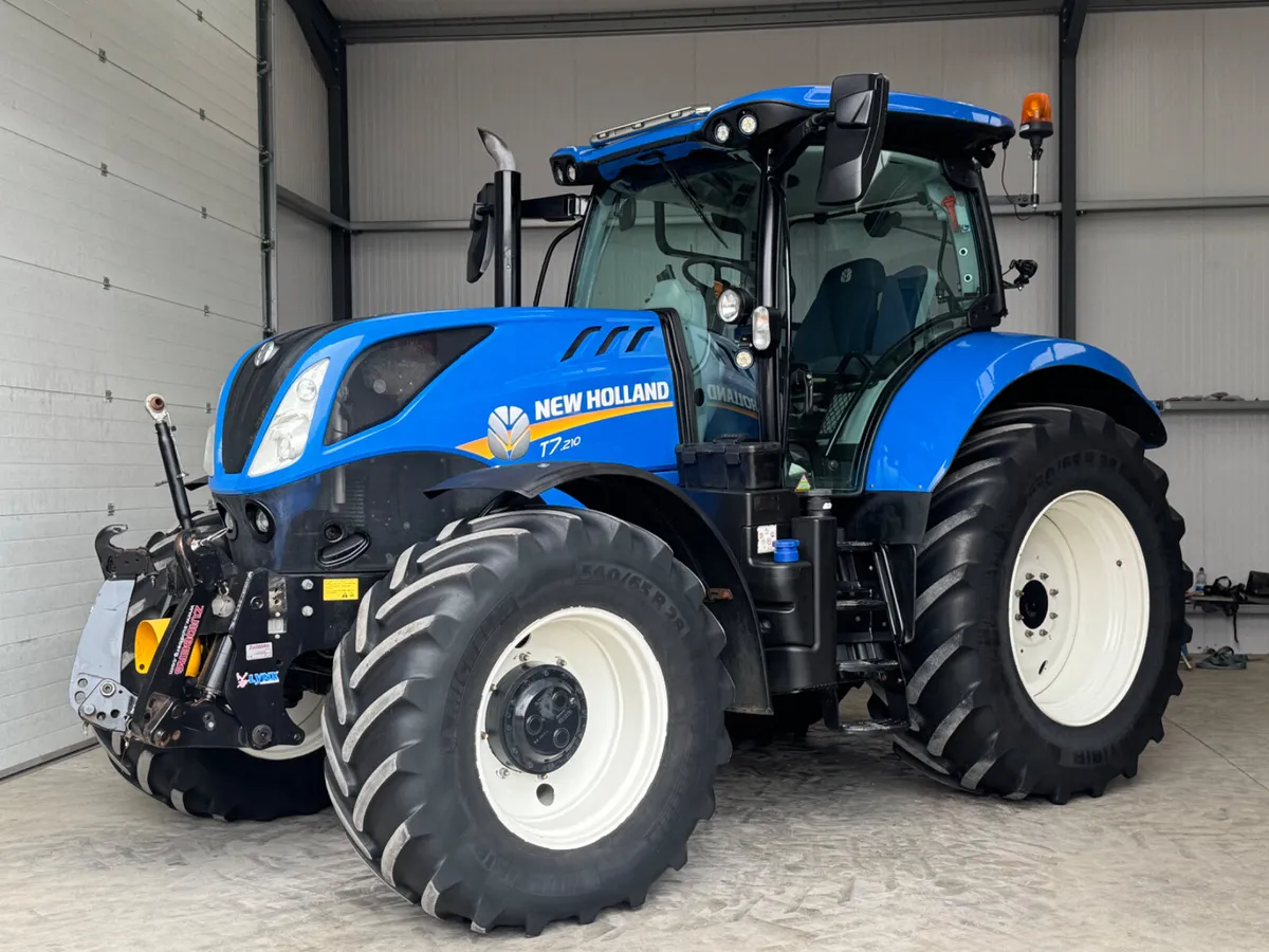 NewHolland T7.210 RangeCommand **Top spec** - Image 1