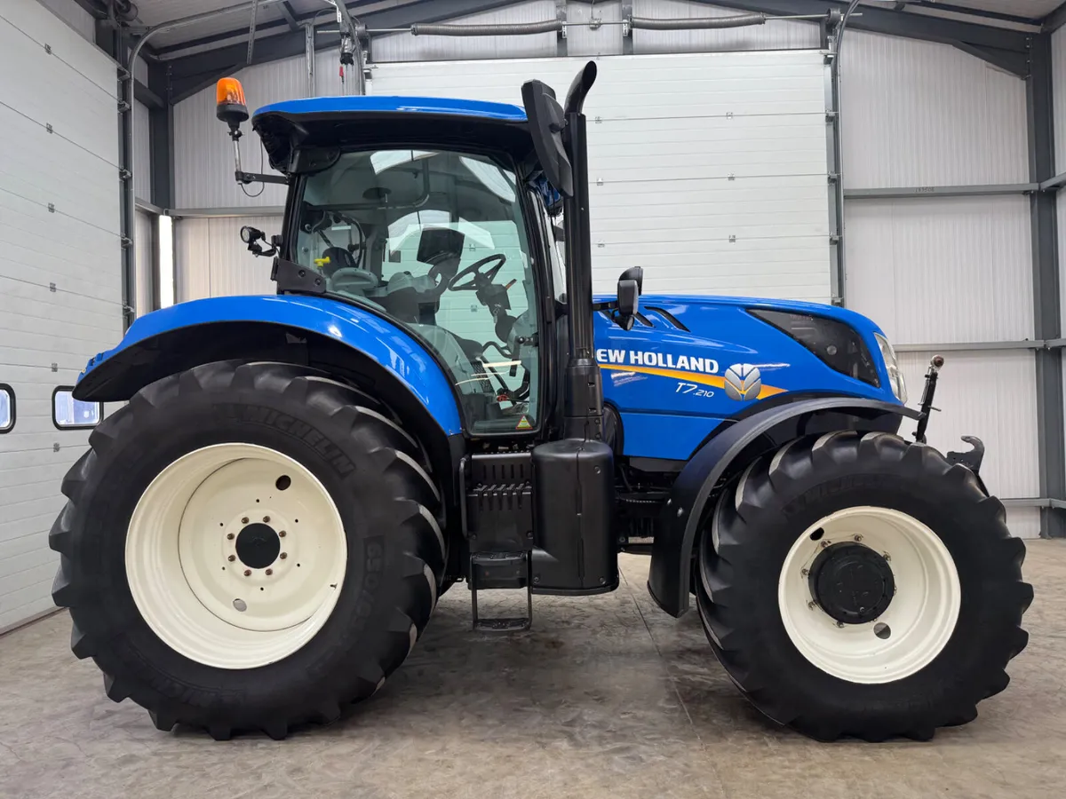 NewHolland T7.210 RangeCommand **Top spec** - Image 4