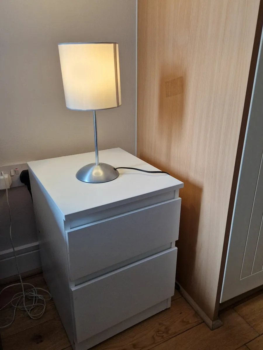 2 bedside lockers with lamps - Image 1