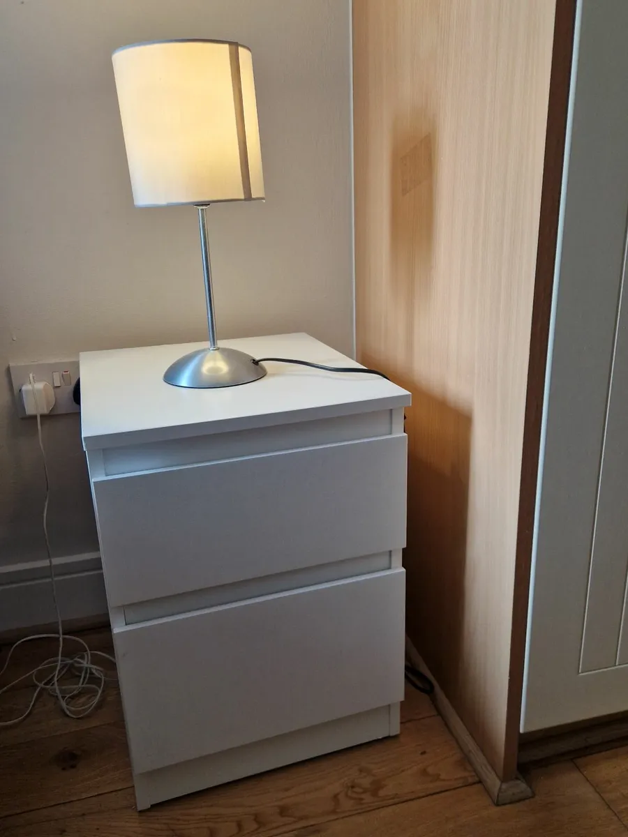 2 bedside lockers with lamps - Image 2