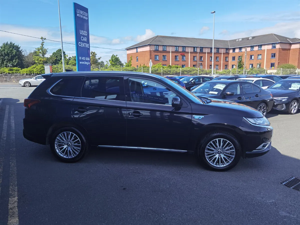 MITSUBISHI OUTLANDER 2.4 EXCEED PHEV - Image 3