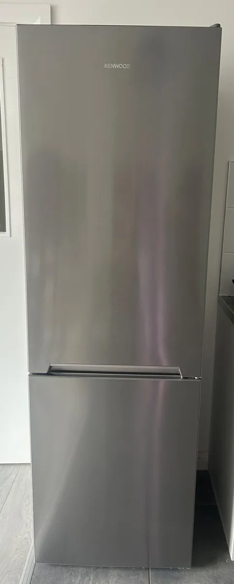 Cooker and fridge - Image 1