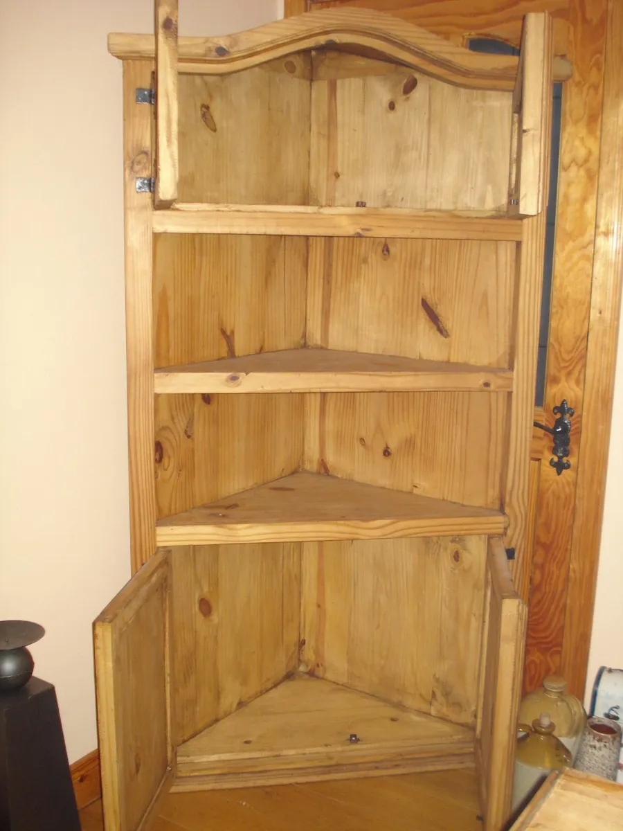 LARGE MEXICAN PINE CORNER UNIT DISPLAY CABINET. - Image 2