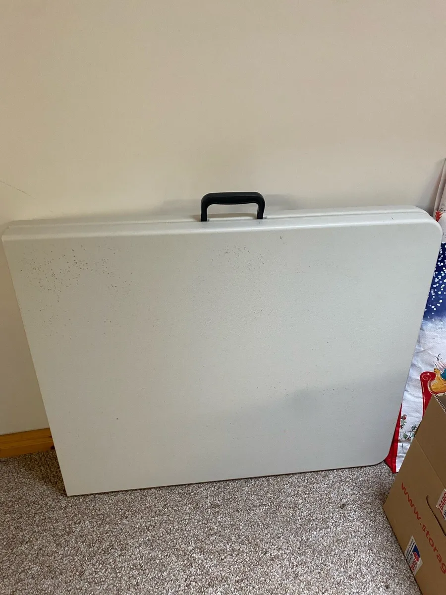 Folding table
