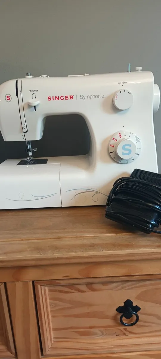 Singer sewing machine - Image 3