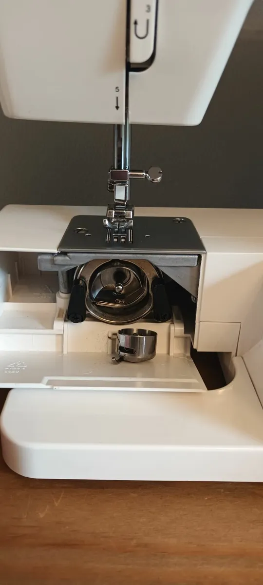 Singer sewing machine - Image 4