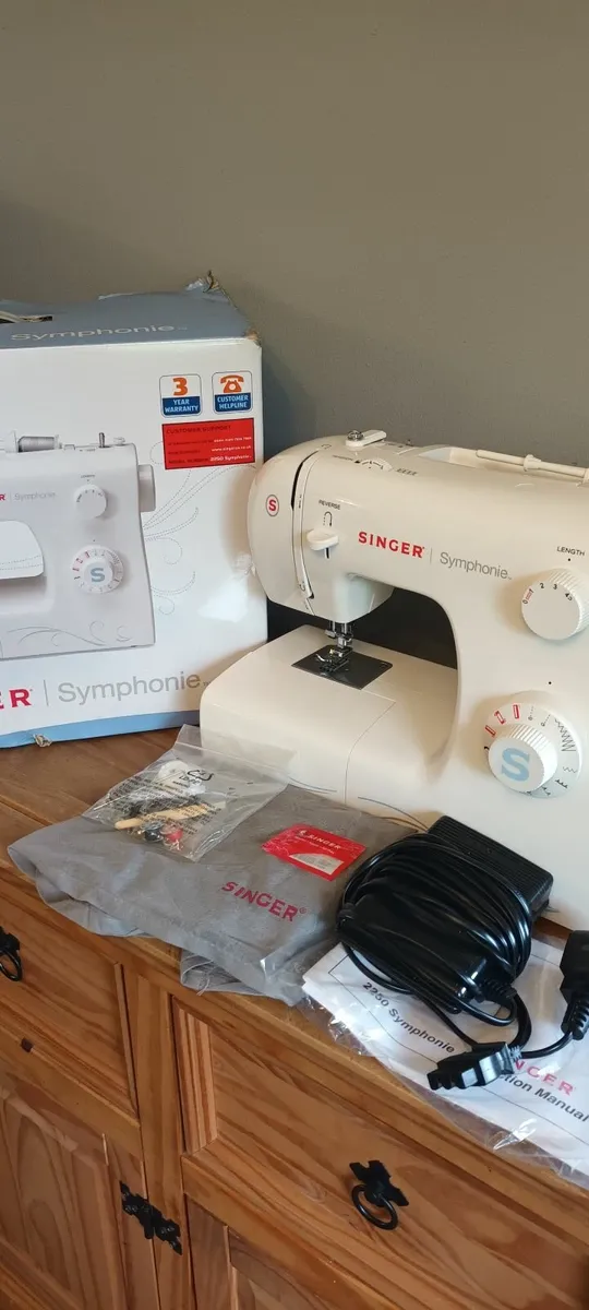 Singer sewing machine - Image 1