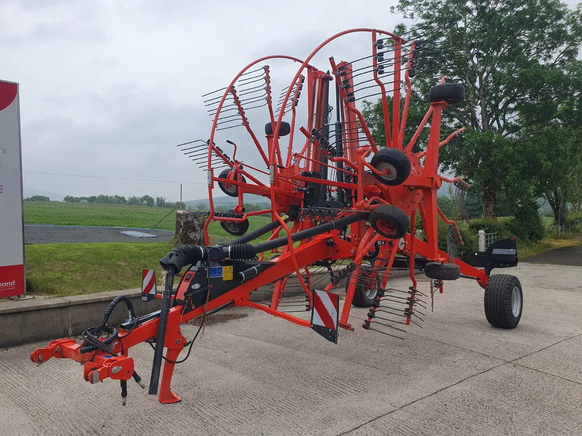2023 Kuhn GA8731+ Rake - Image 2