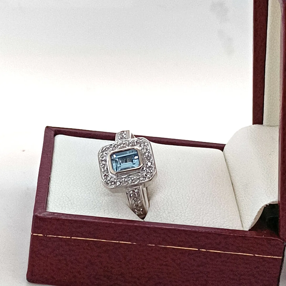 18k White Gold Diamond & Aquamarine Ring - Image 1