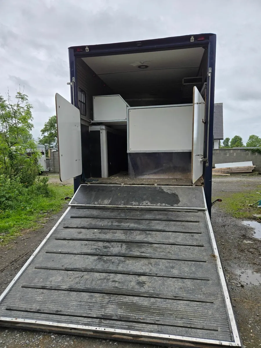 Horse truck - Image 1