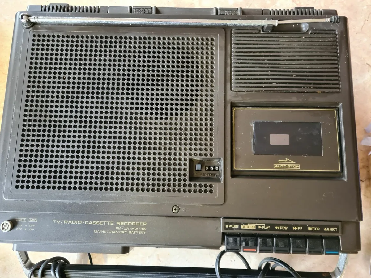 TV and radio cassette player - Image 2