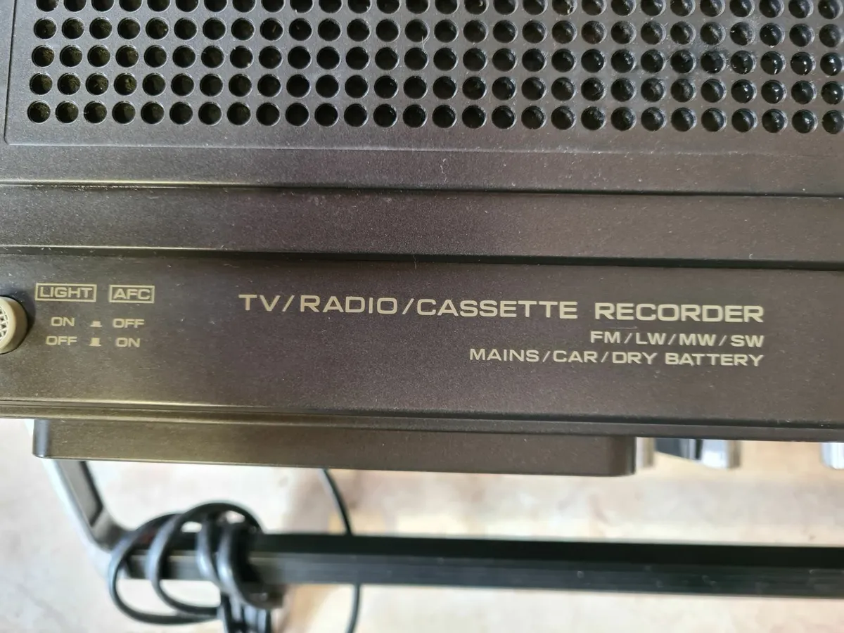 TV and radio cassette player - Image 3