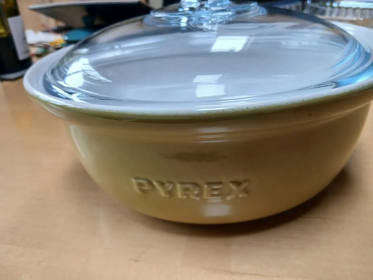Pyrex ceramic oven dish with glass cover - green - Image 1