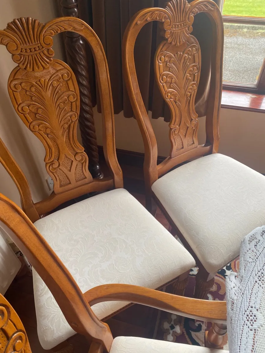 Dining table and 6 chairs & 2 carver chairs - Image 3