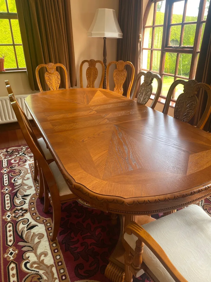 Dining table and 6 chairs & 2 carver chairs - Image 1