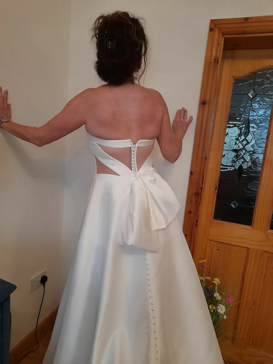 Beautiful Wedding Dress - Image 1