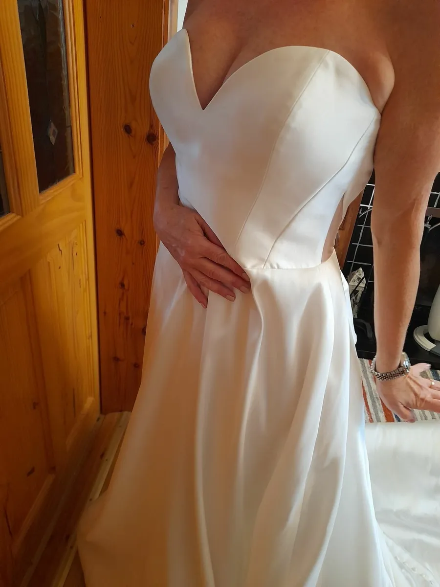 Beautiful Wedding Dress - Image 2