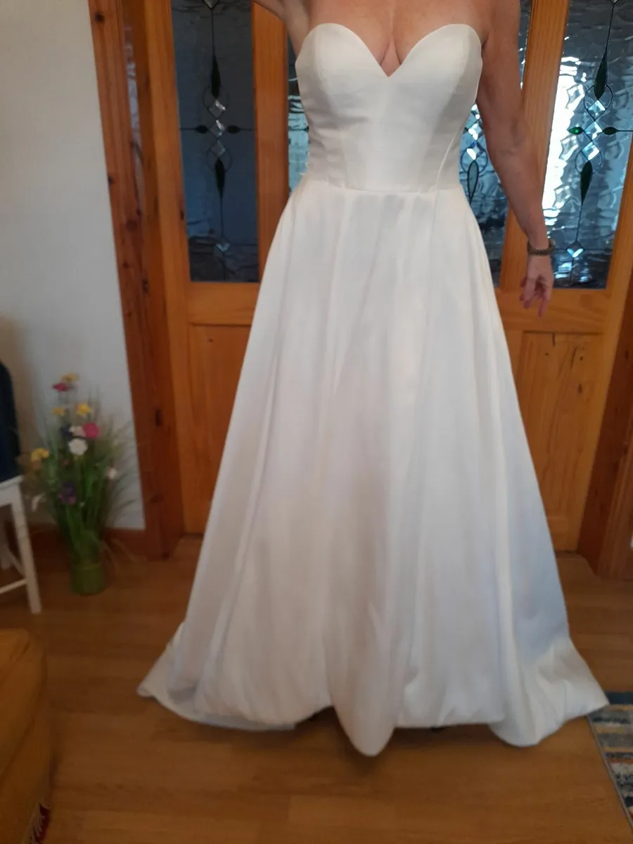 Beautiful Wedding Dress - Image 4