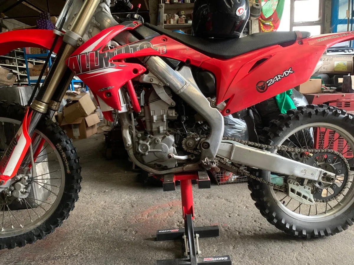 2010 Honda crf250r dirtbike - Image 2