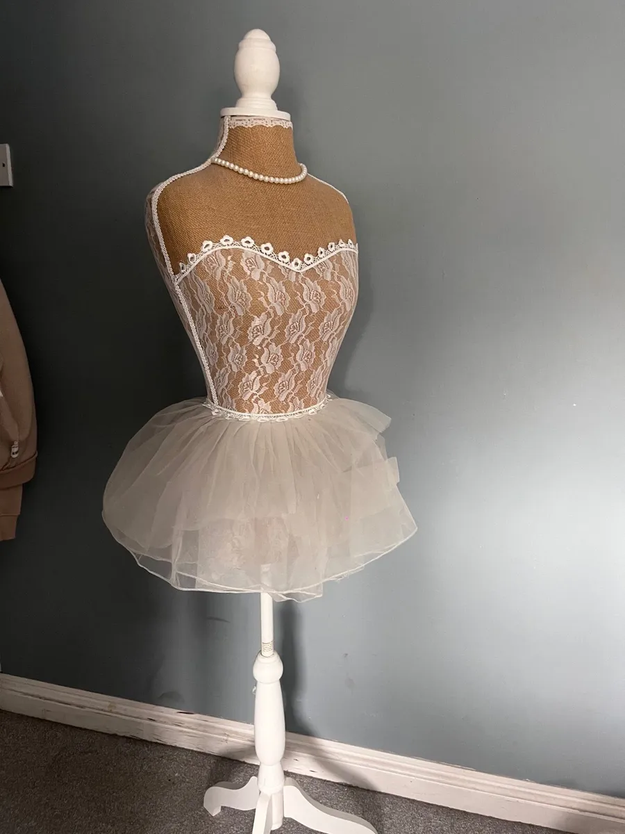 Mannequin stand decoration - Image 2